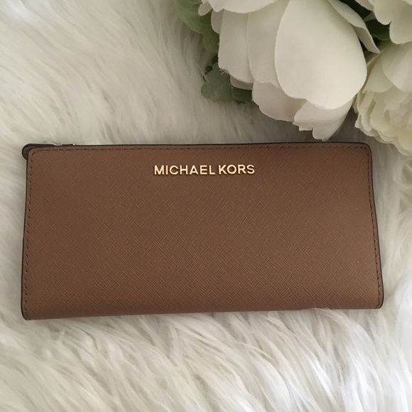 Michael Kors Handbags - Sale ❗️Michael Kors wallet